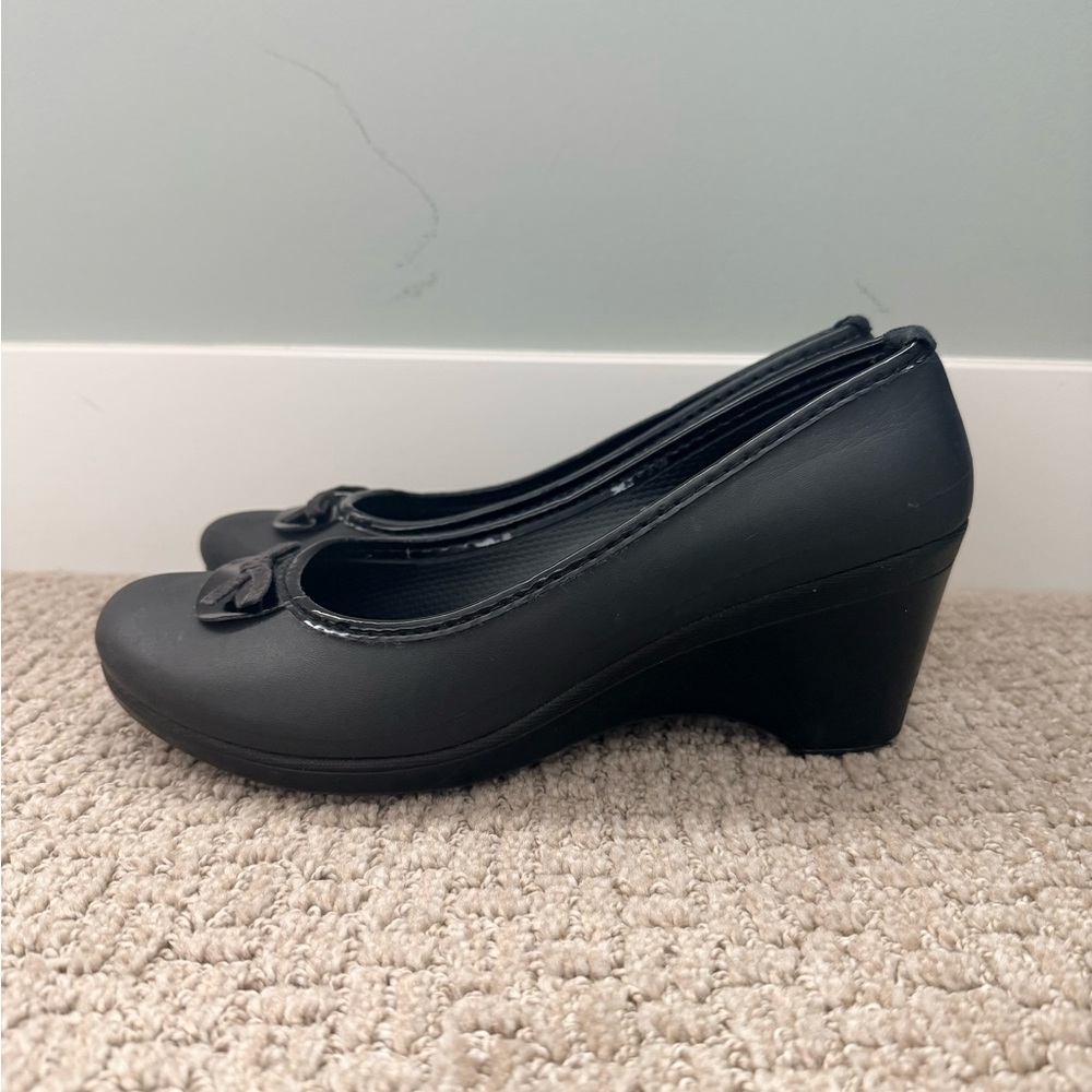 Crocs Black Wedge Pumps Size 8 Women Comfort Work Office Shoes Slip On - Picture 3 of 6